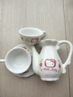 ハローキティ　陶器製　ミニチュア　ティーポット　ティーカップ　ソーサー