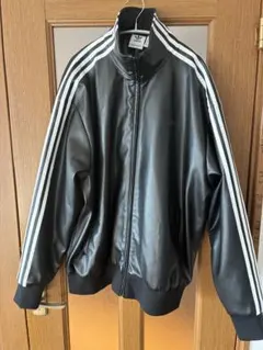 adidas ブラックフェイクレザージャケット 3本ライン
