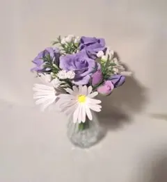 青い紫と白いデージーのクレイフラワー花瓶付き