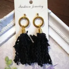 黒タッセルピアス/イヤリング ゴールド金具(ハンドメイド)