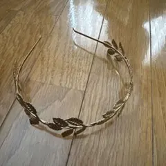 葉モチーフ ゴールドヘアカチューシャ