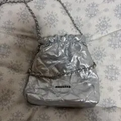 シルバー　キルティング　ショルダーバッグ