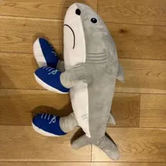 スニーカーを履いたサメのぬいぐるみ