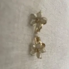 花の形状 金色 イヤリング