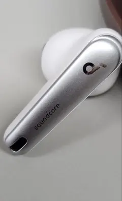 Soundcore Liberty 4の左イヤホン クラウドホワイト