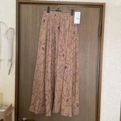 新品、 タグ付きフラワー柄ロングスカート Mサイズ ベージュ