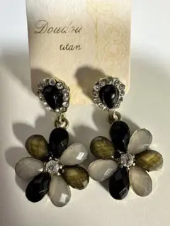 Doubl'isブランド（titan）の黒とオリーブ色の花柄のピアス