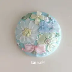 くるみボタン刺繍 刺繍とリボンのハンドメイドブローチ - メルカリ