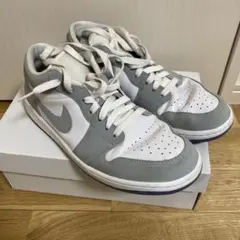 ひ*ろ様 Air Jordan 1 Mid 22cm ホワイト/グレー ひ*ろ様 Air Jordan 1 Mid 22cm ホワイト/グレー - メルカリ