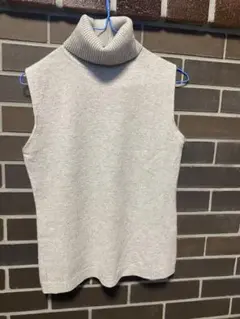 グレー タートルネック ノースリーブニット