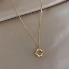 ゴールド リング型ペンダント ネックレス　パーティ　シンプルのサムネイル