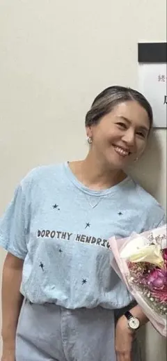 小泉今日子着用dorothy hendricksドロシーヘンドリックスTシャツ m15956409517_1.jpg?1746174040