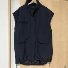 黒のダウンベスト ノースリーブ