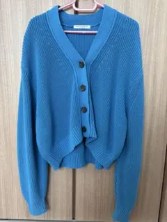 青いニットカーディガン ボタン付き クロップド丈