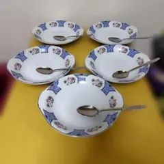 青い花柄の食器セット