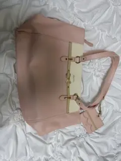ピンクとクリームのハンドバッグ