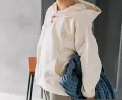 アイボリー フード付き　パーカー　トレーナー　刺繍