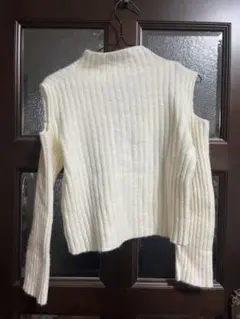 アイボリーオフショルダーセーター
