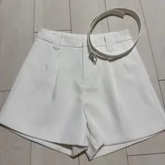 ホワイト タック入りショートパンツ ベルト付き