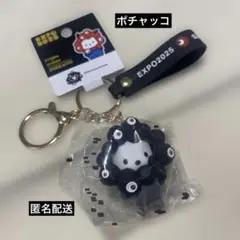 万博 ミャクミャク サンリオ キーホルダー 黒ミャクなりきり ポチャッコ