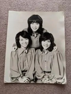 キャンディーズ3人のアイドル モノクロ写真　24✕30