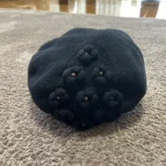 黒の花モチーフベレー帽