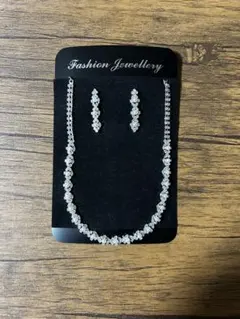 ブライダルネックレスとピアスセット