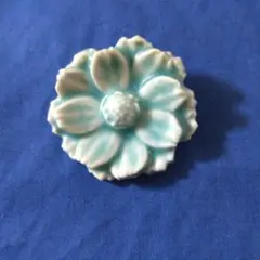 ミントブルー色の花のデザインのブローチ 陶磁器、手作り
