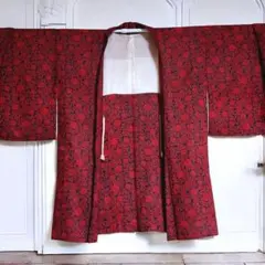 レディース 黒地に赤色の花模様の羽織り 昭和レトロ ヴィンテージ 袖丈短め