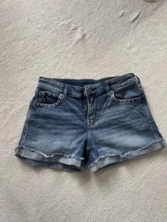 H&M デニムショートパンツ スタッズ付き