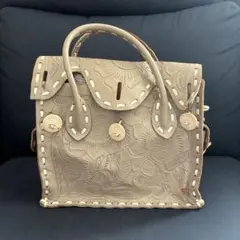 Carving Tribes ベージュハンドバッグ