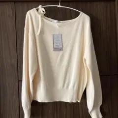 リボン付きクリーム色オフショルダーセーター M新品未使用