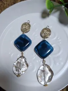 ピアス　(大きめ)　アクリルクリアビーズ２種&天然石調ブルーグリーン