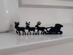 そりに乗ったサンタをひくトナカイ　クリスマス　オブジェ