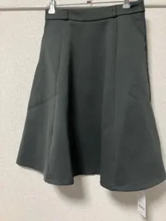 ひざ丈タックフレアスカート