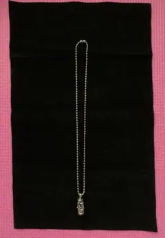 シルバーカラー 透かし彫り ペンダント ネックレス　中古品