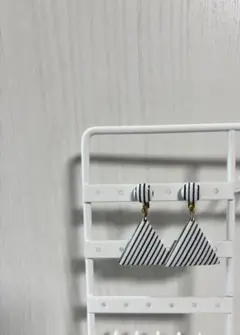 ストライプ柄三角形イヤリング