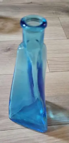 青色の三角形底の空き瓶