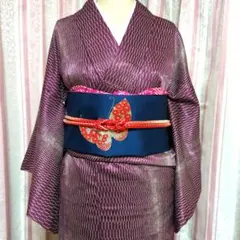 紫に白の細かな縦縞入正絹着物とブールにシルバーラメ刺繍入赤の蝶のジュラク名古屋帯