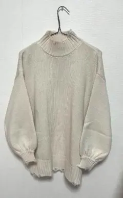 クリーム色 ハイネックニット