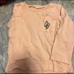 ピンクの長袖Tシャツ