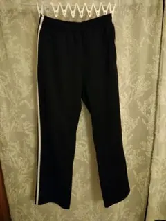 黒のストレートレッグジャージパンツ