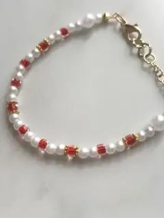 ハンドメイド　パールと赤いビーズのブレスレット