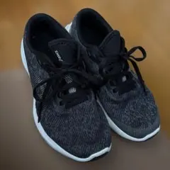 asics スニーカー 黒
