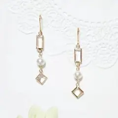 コットンパールとアクリルチャームピアス