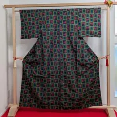 【未使用級美品】紬　着物　絣　幾何学模様　しつけ付き　身丈163cm