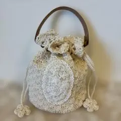 ハンドメイド　繊細なレースモチーフ付きかぎ針編み　アイボリー巾着袋ミニバック