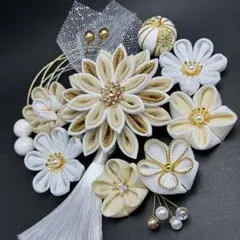 つまみ細工　髪飾り　【白　ベージュ】 卒業式髪飾り 成人式髪飾り　W-102