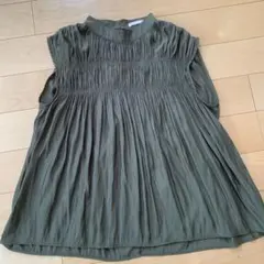 テチチ　オリーブ色 プリーツ ノースリーブブラウス