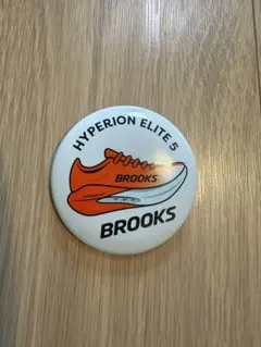 BROOKS ランニングシューズ スニーカー 缶バッジ 非売品 ノベルティ
